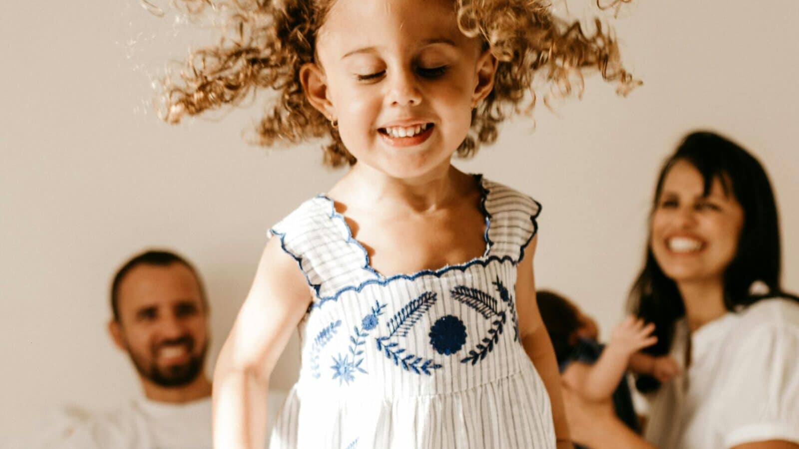 8 Tips for Introducing Your VBAC Baby to Big Siblings